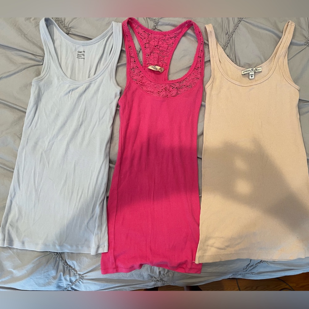 3 tank tops Gap Hollister Express XS/S/XS